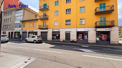 Foto Locale commerciale in Via Chambery 39, Aosta Centro di 65 m²
