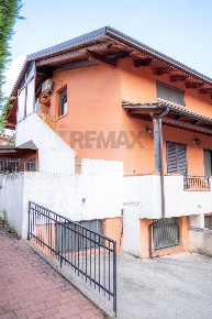 Foto Appartamento in via Beato Josèmaria Escrivà 7, Cerisano di 120 m²