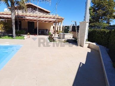 Foto Villa unifamiliare in via Ecuador, Vittoria di 121 m² con 6 locali