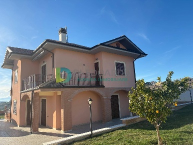 Foto Casa indipendente in Contrada Civita, Colonnella di 400 m² in vendita