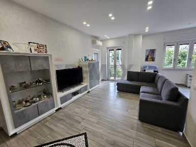 Foto Appartamento in Via Luigi Manzella 23, Salerno Torrione di 100 m²