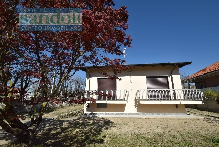 Foto Casa indipendente in Via Custoza, Caresanablot di 250 m² con 4 locali