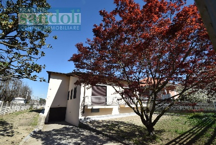 Foto Casa indipendente in Via Custoza, Caresanablot di 250 m² con 4 locali