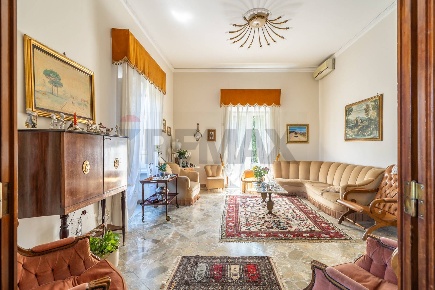 Foto Case semi ndipendenti in via Valguarnera 4, Bagheria Centro di 161 m²