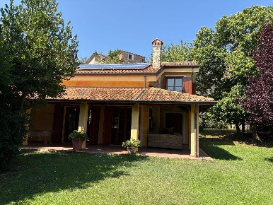 Foto Villa unifamiliare in via croce 1, Cerisano di 350 m² con 14 locali