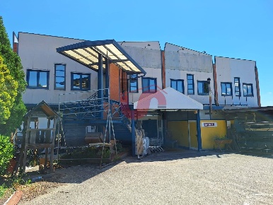Foto Locale commerciale in Contrada San Chirico, Benevento di 800 m²