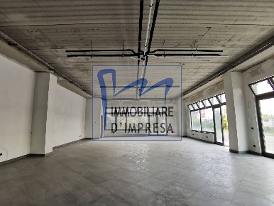 Foto Negozio in Strada Burla, Parma Paradigna - Centro Torri di 330 m²