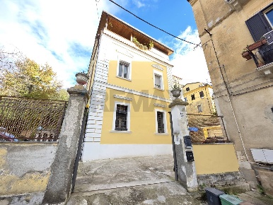 Foto Appartamento in Via Alfonso Salfi 28, Cosenza Centro Storico di 145 m²