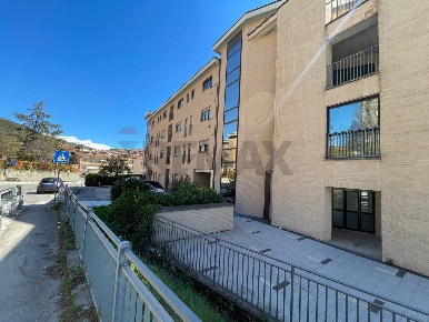 Foto Attività commerciale in Via A Colagrande, L'Aquila di 150 m²