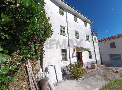 Foto Case semi ndipendenti a Roccavignale di 166 m² con 8 locali in vendita