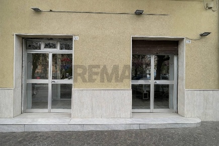 Foto Locale commerciale in Corso Umberto 37 - 39, Cosenza Centro Storico