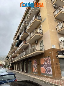 Foto Locale commerciale in Via Brunelleschi, Palermo di 156 m² con 1 locali