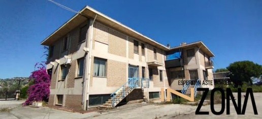 Foto Appartamento in Via Roma, Martinsicuro Centro di 300 m² con 6 locali