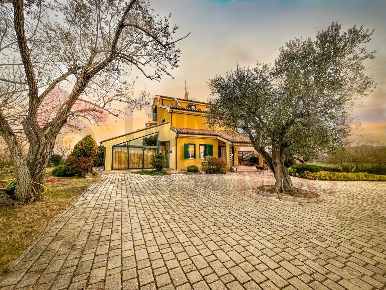 Foto Villa bifamiliare a San Marcello di 339 m² con 5 locali in vendita