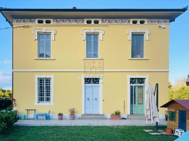 Foto Villa unifamiliare a Capannori di 320 m² con 11 locali in vendita