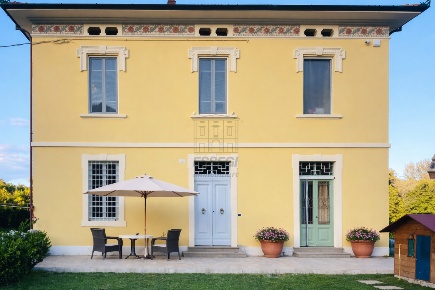 Foto Villa unifamiliare a Capannori di 320 m² con 11 locali in vendita