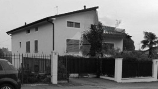 Foto Appartamento in XXV Aprile, Passirano Centro di 190 m² con 9 locali