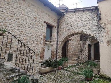 Foto Casa indipendente in VIA DELLE VILLE, L'Aquila di 150 m² con 5 locali