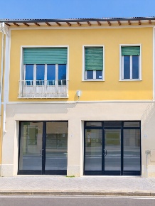 Foto Negozio a Pontedera Centro di 300 m² con 2 locali in affitto