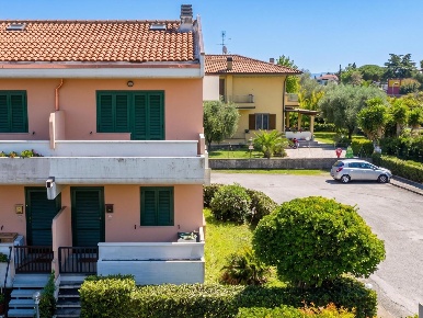 Foto Villa a schiera a Massa Marina di Massa Centro di 80 m² con 4 locali