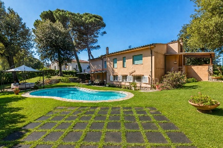 Foto Villa unifamiliare a Pisa Tirrenia di 275 m² con 10 locali in vendita