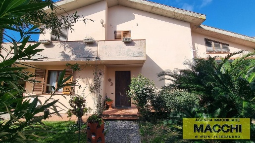 Foto Villa unifamiliare a Ponsacco Centro di 230 m² con 8 locali in vendita
