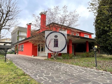 Foto Villa bifamiliare a Montegrotto Terme Centro di 291 m² con 7 locali