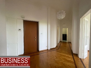 Foto Appartamento in Piazzale Aquileia, Milano Dezza di 95 m² con 2 locali