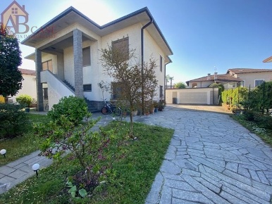 Foto Villa unifamiliare in via mazzini, Gambolò Centro di 225 m² in vendita