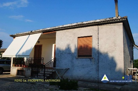 Foto Rustico in Via Prato Cesarino, Cisterna di Latina di 229 m² in vendita