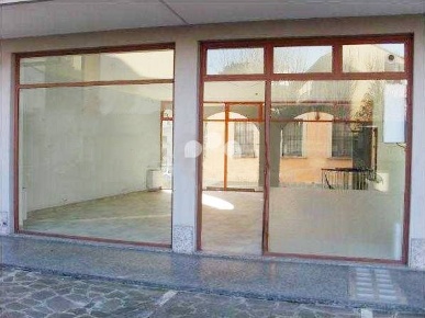 Foto Negozio in Via Civerchi 39, Crema Centro Storico di 95 m² con 2 locali