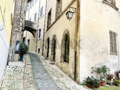 Foto Locale commerciale in Via Plinio Il Giovane 13, Spoleto Centro Storico