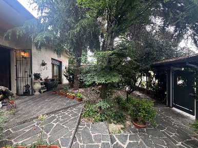 Foto Villa unifamiliare in via saronnese 61, Legnano di 250 m² con 5 locali