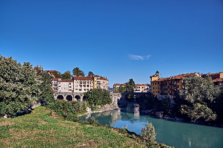 Foto Hotel in Via Elio Guarnotta, Ivrea di 300 m² con 9 locali in vendita