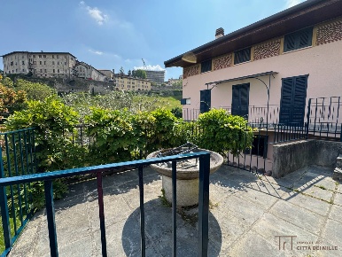 Foto Appartamento in Porta San Lorenzo, Bergamo Città Alta di 176 m²
