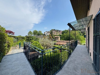 Foto Appartamento in Porta San Lorenzo, Bergamo Città Alta di 176 m²