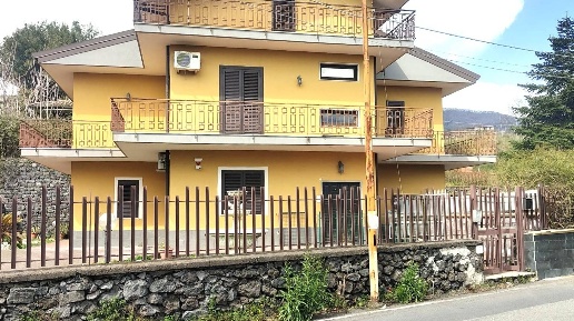 Foto Appartamento in via Paracquara 7, Zafferana Etnea Centro di 105 m²