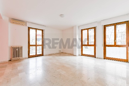 Foto Appartamento in Via Tavazzano, Milano Certosa di 99 m² con 3 locali