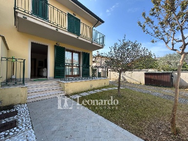 Foto Casa indipendente in via dei ciliegi, Viareggio di 160 m² con 9 locali