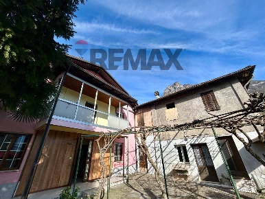 Foto Casa indipendente a Costa Volpino Centro di 215 m² con 8 locali