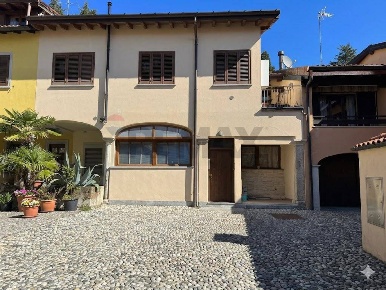 Foto Case semi ndipendenti in VIA BUZZI LEONE 26, Viggiù Centro di 132 m²