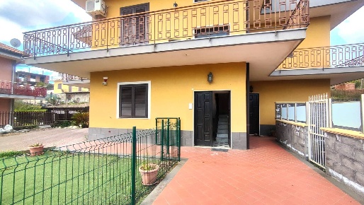 Foto Appartamento in via Paracquara 7, Zafferana Etnea Centro di 105 m²