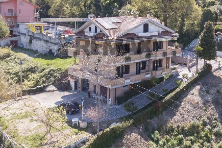 Foto Casa indipendente in C/da Cagialone 1, Miglianico Centro di 500 m²