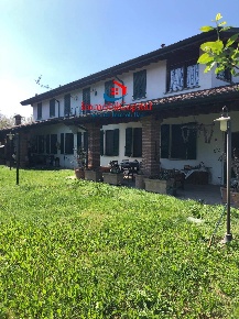 Foto Rustico in Via Genova, Soresina di 400 m² con 10 locali in vendita