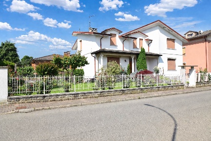 Foto Villa unifamiliare a Piacenza Besurica di 352 m² con 15 locali