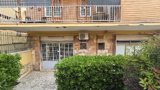 Foto Negozio in VIA ANTONIO VALERI 6, Roma San Basilio di 25 m² in affitto