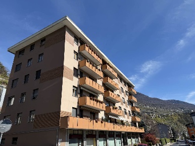 Foto Appartamento in Via Lusardi, Sondrio Centro di 80 m² con 4 locali