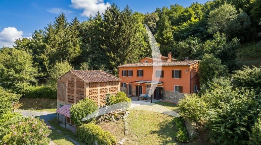 Foto Rustico a Pescia Castelli, Pescia Nord di 210 m² con 8 locali