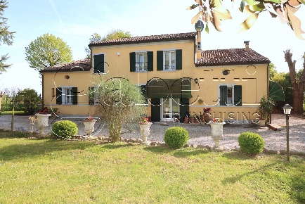 Foto Villa unifamiliare in Comacchio, Ferrara Cona di 760 m² con 9 locali