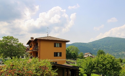 Foto Appartamento in Via Reti 15, Laino di 78 m² con 5 locali in vendita